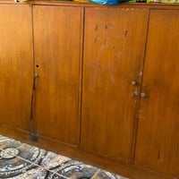 ميز • نظيف • ٥ أبواب