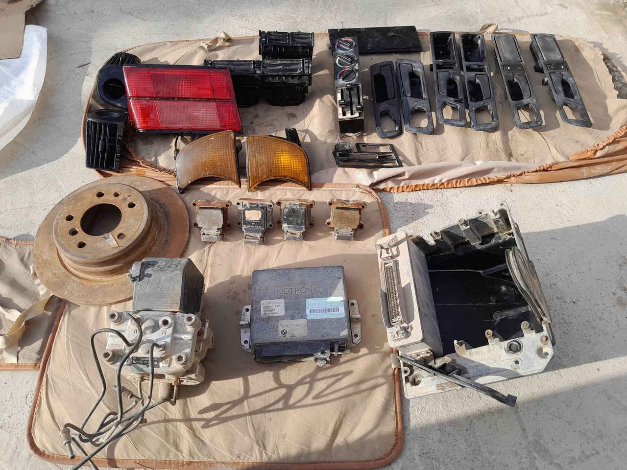 سلام عليكم غراض بي ام ٥٢٥لبيع مكان ديالى يوجد توصيل حسب التفاق ملاحضه جميع الغراض شغاله بدون تكسير ونضيفه كل قطعه وسعرهه[اليدات الكبار خلفيات ١٥وحدة والصغار على ١٠وحدة سكنات+بك لايت ب١٥ دكتات وحده ب٥ وتحويله مال تبريد وبوابات ٢٠ومجاول على١٠واحدوفلنجه ب١٥وعقل مكينه ٦٠وعقل كير ٢٥واي بي اس ٧٥  وشراي تصال على رقم ***********
