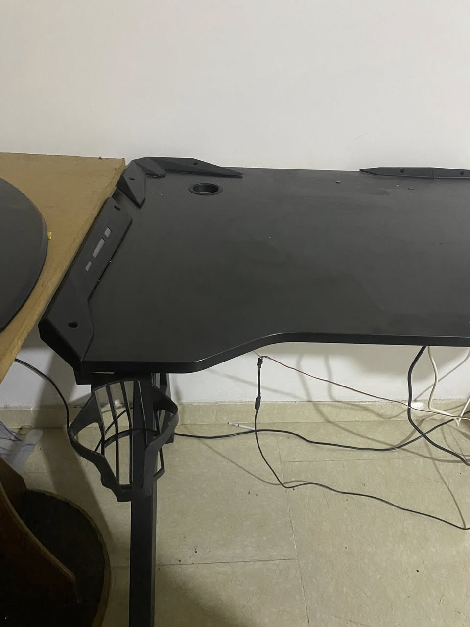 وتساب فقط ***********
ريد دراكون كرسي وميز ابيعهم سوه فقط
