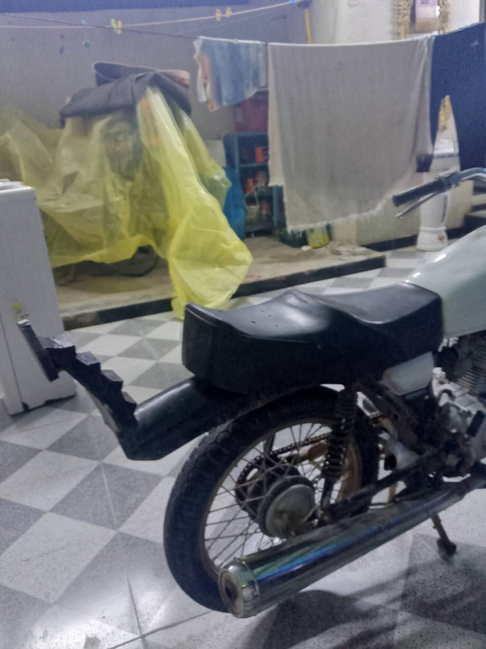 السلام عليكم دراجه للبيع كلك مفتوحه مفتوحه الدراجه مبدل بيها بس كور دراجه نظيفه محرك نظيف سبايدر طياري محرك نامه شلامجه دراجه من اول هندر شغل واطلع السعر 475 وبيها مجال العنوان البصره جزيره فيروزيه رقمي ***********متواجد وتساب وماسنچر
