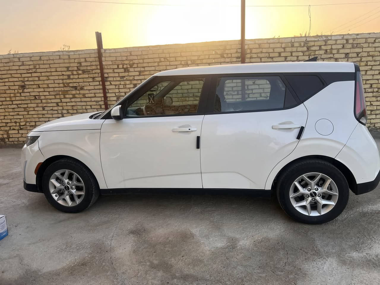 كيا صول 2023 LX فول  
بدون حادث فقط بيهه شويه بارد بالصندوق 
وجامله سرقه وراجع نفسه وصور الحادث موجوده بالمنشور 
سياره كلش جديده ماشيه 28 مايل رقم بابل 
مكان السياره بابل الهاشميه للاستفسار اتصال ***********
السعر 160 وبيها مجال قليل
