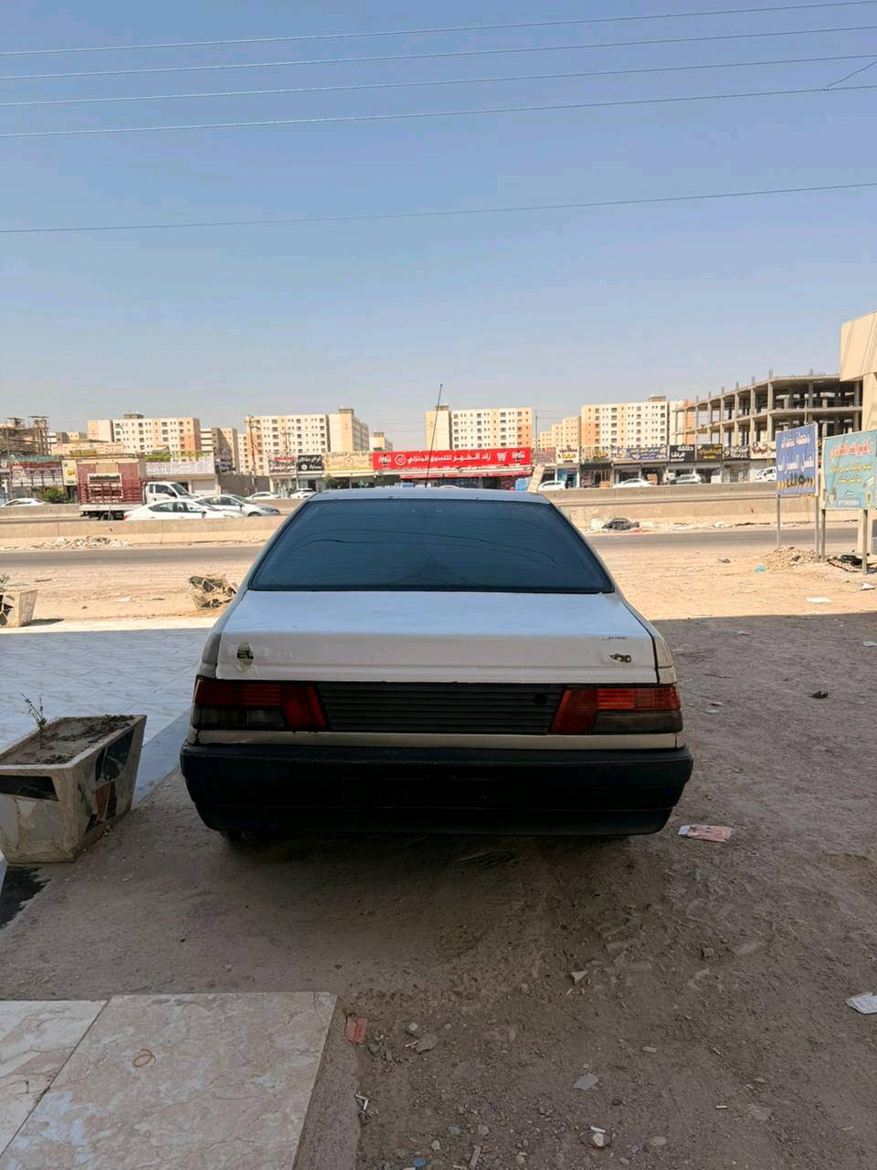 السلام عليكم للبيع بيجو روى موديل 2009 سيارة جاهزة بيهة طخة بلجاملغ الخلفي الي ورة السائق فقط الباقي كلة بلاد تبريد ثلج صدر امامي خلفي تايرات سيارة خير من الله رقم كربلاء تحويل ثاني يوم  مكاني بغداد بسماية سعرها 29 وبيهة مجال رقمي ***********