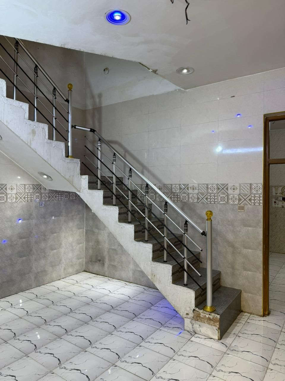 للبيع الزعفرانيه دورالشرطه فرع سوبرماركت احمدالسعيدي الفرع الثاني يمينا اول بيت البيت نظيف جدا الارظيه رفت درجه اولى وجميع المواد شيش اوكراني وسمنت مقاوم والبيت طابوك وعالي عن الشارع وموقع حلو يبعد عن الشارع الرئيسي ٥٠ متر طابق ونص الطابق الاول جاهز وكامل الطابق الثاني بي نقوصات قليله كما موظح والبيت مساحة 100 متر ارتفاع السكف ٣مترو٢٠ سم والطابق الثاني نفس الارتفاع والخدمات ماء وكهرباء واناره ومجاري نقص تبليط فقط وعن قريب يشتغلو انشاء الله وهاي كل التفاصل بسعر 85 وبي مجال بسيط التواصل فقط على الرقم المذكور اتصال او واتس اب ***********
