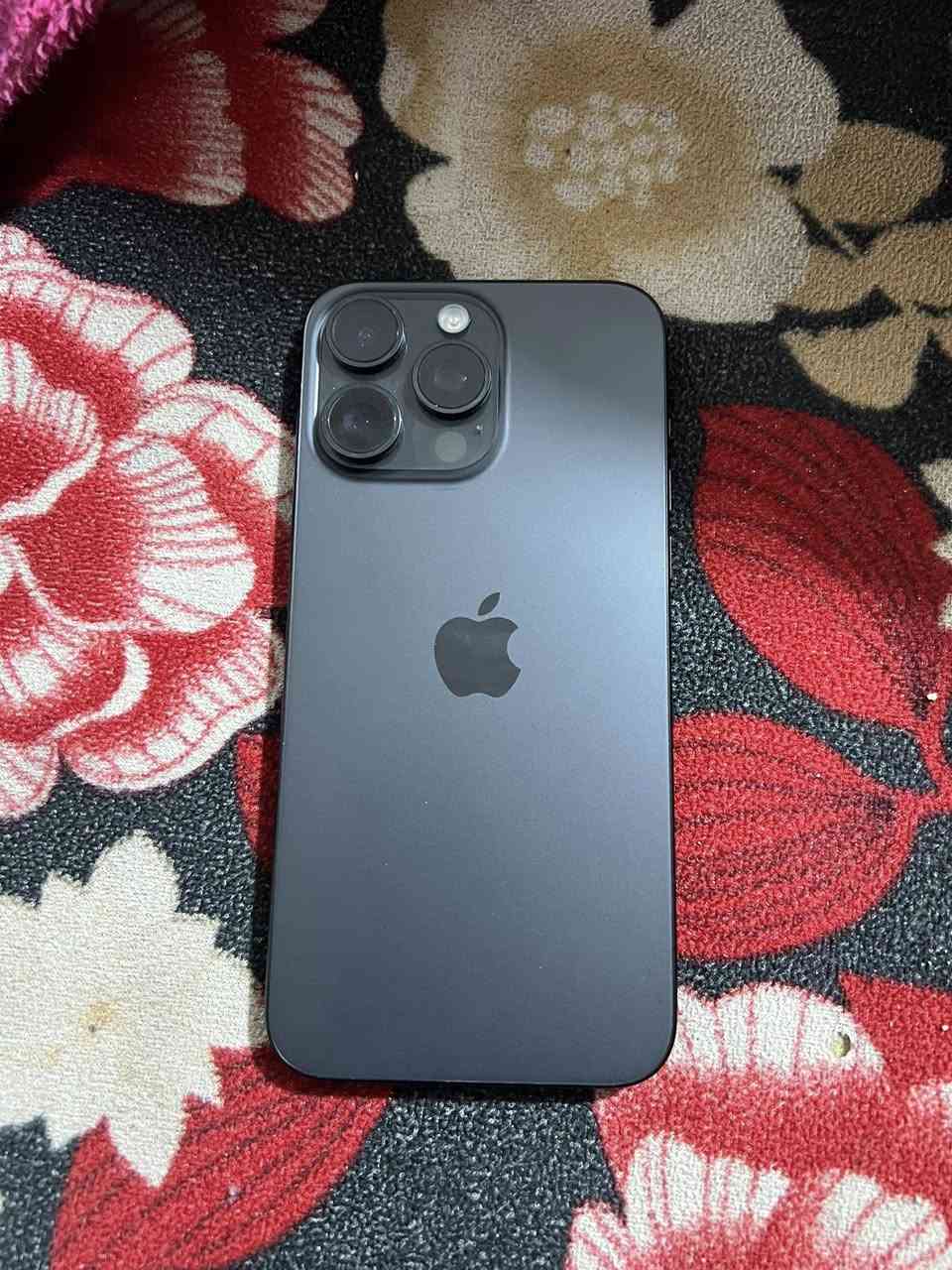 سلام عليكم 15 برو ماكس
ذاكره 256 بطارية 84 الجهاز بده بضمان مال ماستر 
جهاز طخة ما بي السعر 975 للستفسار ***********
