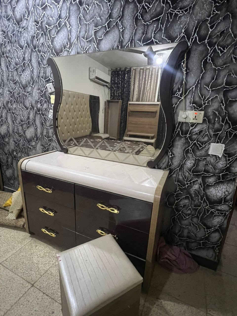 السلام عليكم غرفه نوم تركيه ضخمه ١٠ قطع نظافه ٧٠٪ السكن بغداد الأمين رقم ***********2 (السعر 750)
