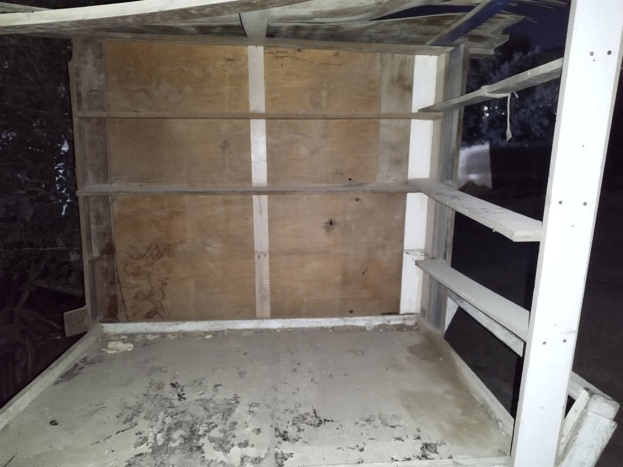 السلام عليكم عربانه خشب نضيف كلش ستعمال قليل بس تركناهه ورايدهه بسعر مناسب علما سكفهه شويه تعبان ورايدهه ب 80 الف بيهه رفوف وبيهه مخزن ترهم كلشي بس رتب سكفهه مكاني بغداد ابو غريب ***********    ***********
