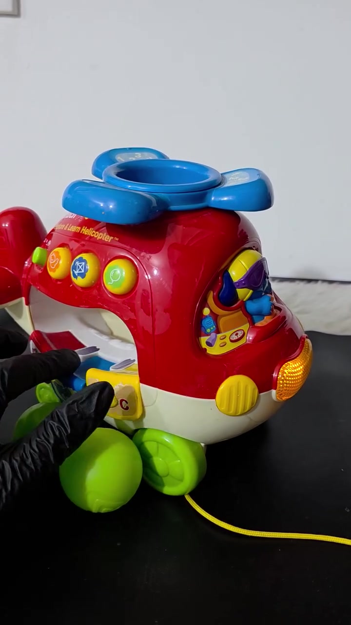 طائرة هليكوبتر "Explore & Learn" من إنتاج شركة VTech. 
وهي لعبة تعليمية مصممة للأطفال في مرحلة ما قبل المدرسة لتطوير المهارات الحركية واللغوية.أهم مميزات اللعبة:التعلم التفاعلي: تحتوي على أزرار ملونة لتعليم الحروف (A-B-C)، والأرقام، والألوان، والحيوانات.كرات اللعب: تأتي مع كرات ملونة (تظهر في الصورة) يتم وضعها داخل الطائرة، وتستجيب اللعبة بأصوات عند إدخالها.اللعب الحركي: مزودة بعجلات وخيط للسحب، مما يشجع الطفل على المشي والحركة.تأثيرات صوتية: تحتوي على مروحة دوارة وأغاني وأصوات طائرة واقعية.


**إذا كنت صاحب هذا الإعلان وتريد حذفه لأي سبب، رجاءا أرسل رسالة إلى الدعم الفني**