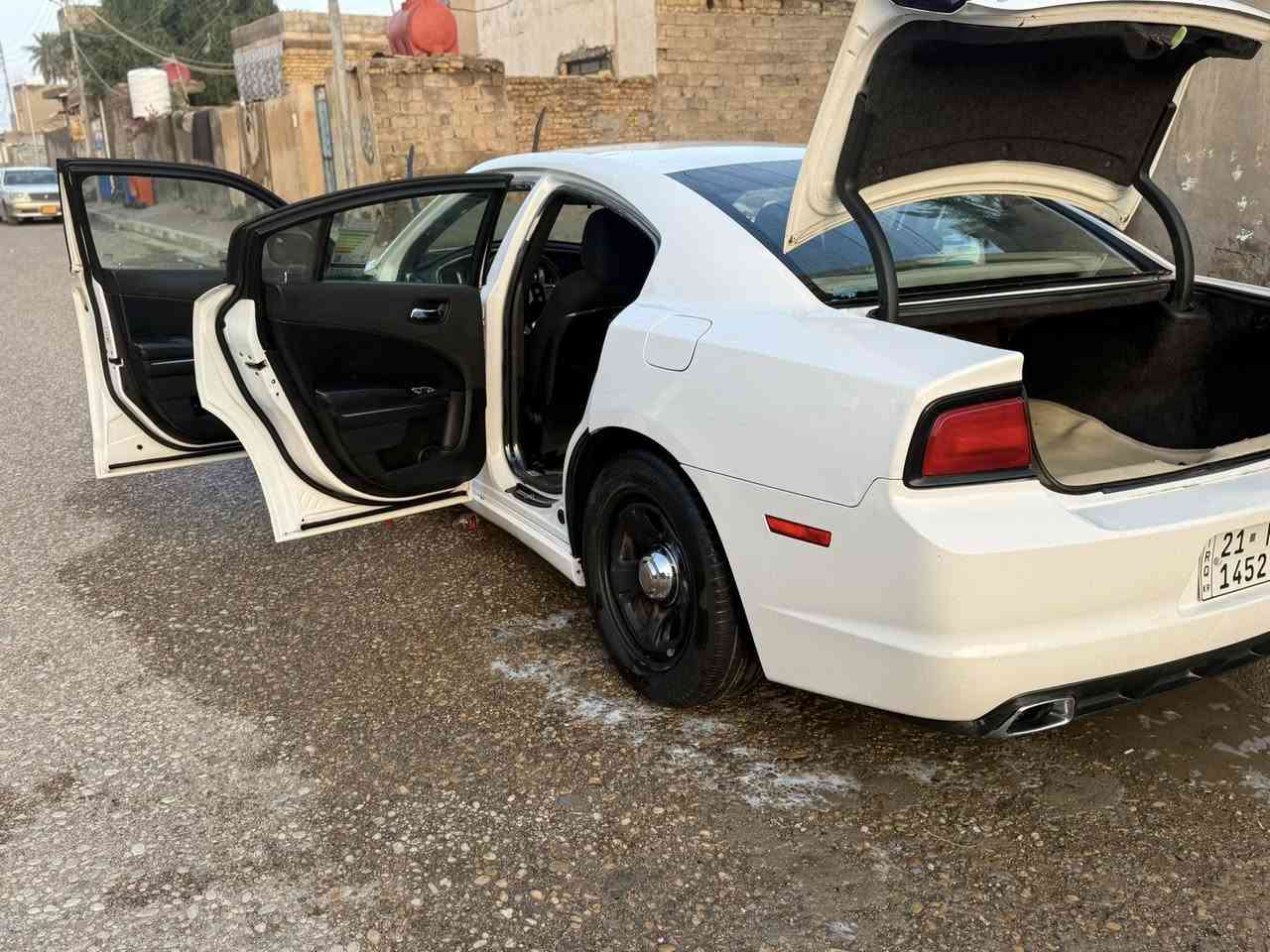 السلام عليكم  جارجر 13 رقم سليمانيه باسمي وارد كندي مكفوله ماعدا بارد بسيط السياره جاهزه من كلشي 
السياره حاليا مغلفه فابلون 

رقم ***********
