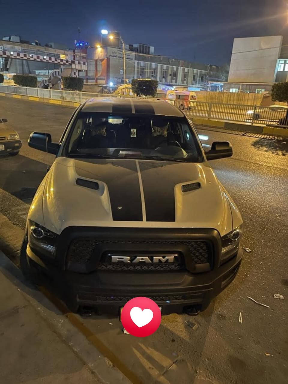 شباب السلام عليكم 
رام وورلوك موديل 2019 
محدث ريبل 
مرفعة 3 انج 
رقم بغداد الجديد الانكليزي 
ماشيه 140 الف كم 
لونها البلادي هذا الوحيدة بالعراق 
حادثها مرفق بالصور 
السياره صارلها 4 سنوات عندي محرك وكير يخبلن خير من الله 
محرك هيمي 5700 
باب قصير 
شاشه كبيرة 
دشبول حديث 
تخم تاير وويل جبلي شديته جديد 
بيها شويه نواقص 
مثل تك دبل امامي 
وكمبريسر التبريد بي ضعف 
يعني اليشتري يبدل كمبريسر 
السعر قفل 19000$ 
للاستفسار ***********
مكان السياره الغزاليه
