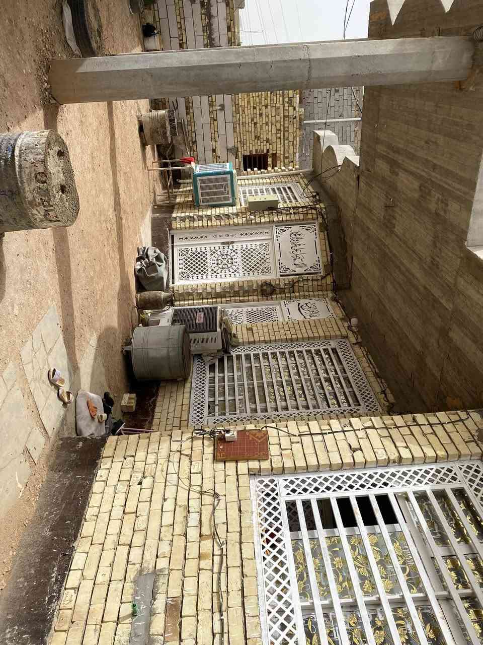 السلام عليكم بيت للبيع مساحة ٣٠٠ متر مكان السنية قرب معمل الألبان الحمران نزلت علي كيك ال بو جالي يبعد عن شارع العام ٤٥٠ متر يحتوي على كراج سياره وغرفتين واستقبال ومطبخ وصاله وصحيات داخليه للاستفسار اتصل على رقم ***********
