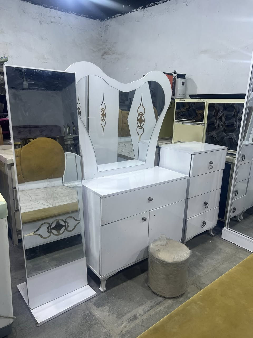 غرفه تركيه نضيفه 9 قطع العنوان السيدية الهاتف *********** السعر 425 وبيها مجال.
