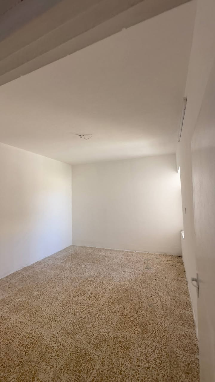 شقة للايجار في حي البريد
مساحة ١٠٠ متر طابق ثاني تحتوي على غرفتين وهول ومطبخ وصحيات
بناء قديم نظيف
بدل الايجار ٣٥٠ الف مع تامينات ٣٥٠

مكتب صفوان السنجاري 
***********
***********
