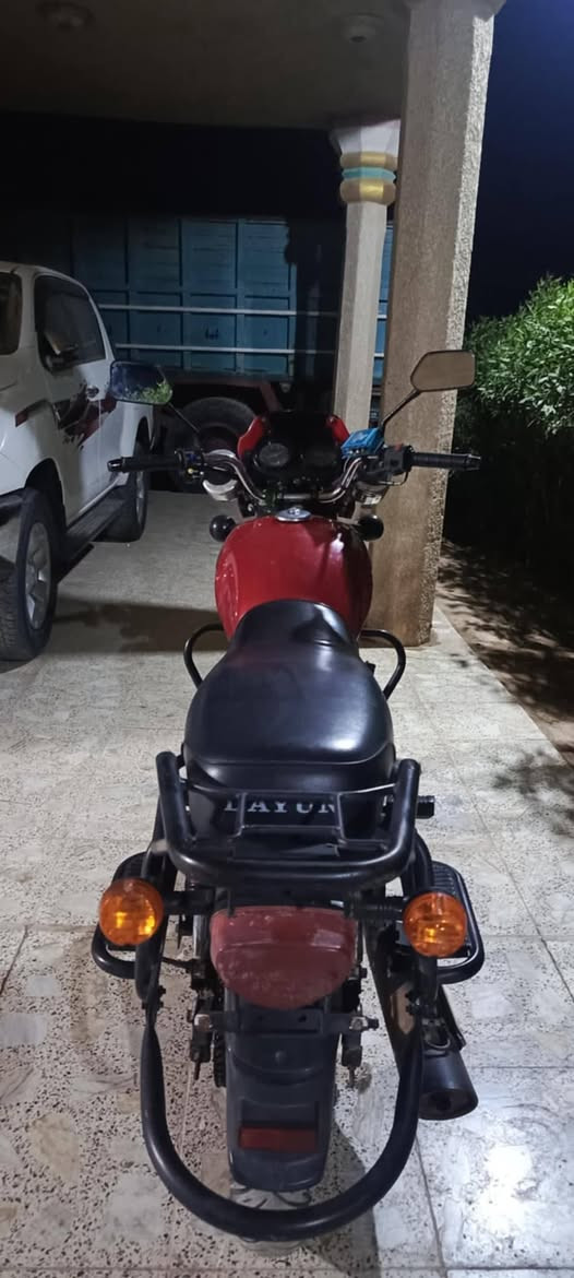 السلام عليكم 
دايوان 2020 لون احمر اوراق كاملة اصولية ماشي بمعاملة الترقيم واصل بيها للهزة باقي فقط بصمة الوكيل وتستلم سنوية ولوحات دراجة اخت الجديدة تبديل دهن كل 15 يوم مكينة 150cc على وضع البلاد مكينة وكير وكهربائيات مكفولة كفالة عامة 
السعر واحد و350 مكاني بغداد ناحية الوحدة قرب مجمع بسماية 
للتواصل// *********** بغداد, العراق
