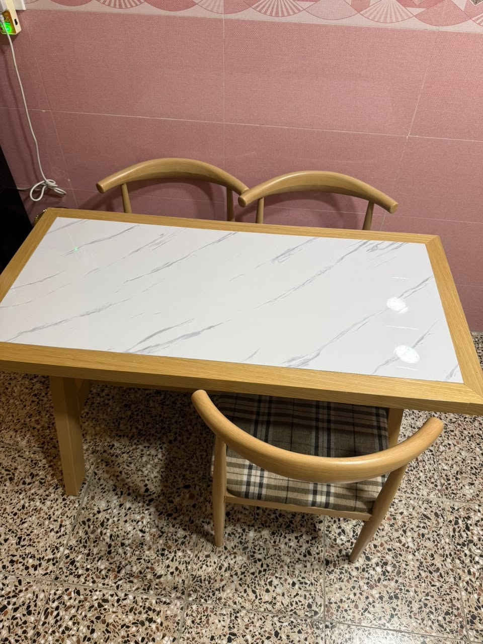 ميز طعام للبيع مرمر يخبل يحتوي ع أربع كراسي وبعدنة كل شي مماكلين عليه لان امي متقبل السعر 250 وبي مجال للطيبين


**إذا كنت صاحب هذا الإعلان وتريد حذفه لأي سبب، رجاءا أرسل رسالة إلى الدعم الفني**