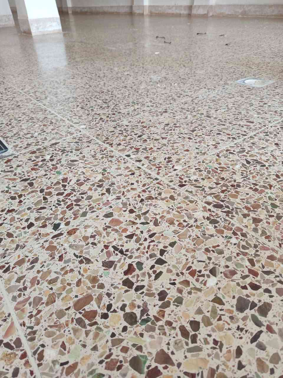 السلام عليكم
 جلي أرضيات (كاشي / سيراميك) جاهز للعمل داخل رمادي
✔️ جلي وتلميع الأرضيات (كاشي، سيراميك)
✔️ إزالة البقع والاصفرار وترجيع اللمعة الأصلية ✨
✔️ شغل نظيف ومرتب وبأحدث المعدات
✔️ نتائج مضمونة وأسعار مناسبة
إذا أرضيتك باهتة أو بيها أوساخ قديمة، نرجعها مثل الجديدة إن شاء الله 
📍 الموقع الرمادي 
📞 للتواصل: (***********) أو مراسلة على الخاص

