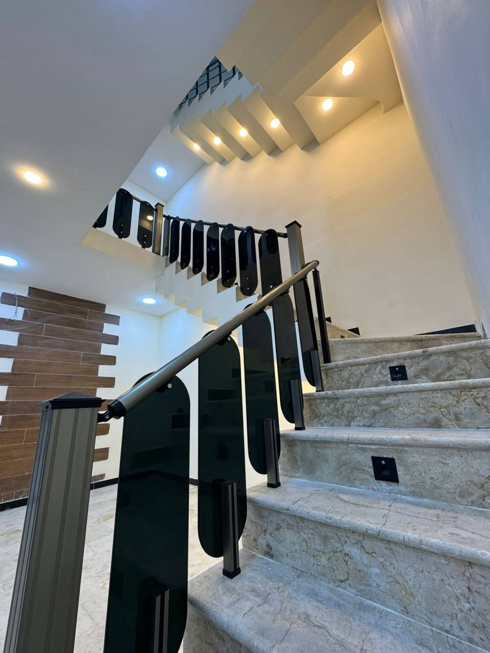 السلام عليكم 
للبيع ١٢٠ متر طابو صرف زيرو جاهز للسكن
واجهة ٦ م نزال ٢٠ يحتوي على صالة و مطبخ
و مناور و صحيات و ٥ غرف نوم و بيتونة و سطحين
إضافة إلى شلال داخلي و حولي و كراج صغير 
موقع بغداد حي الجهاد ديوان المخابرات 
خلف شارع ٦٠ للاستفسار الاتصال على 
*********** متوفر واتساب
