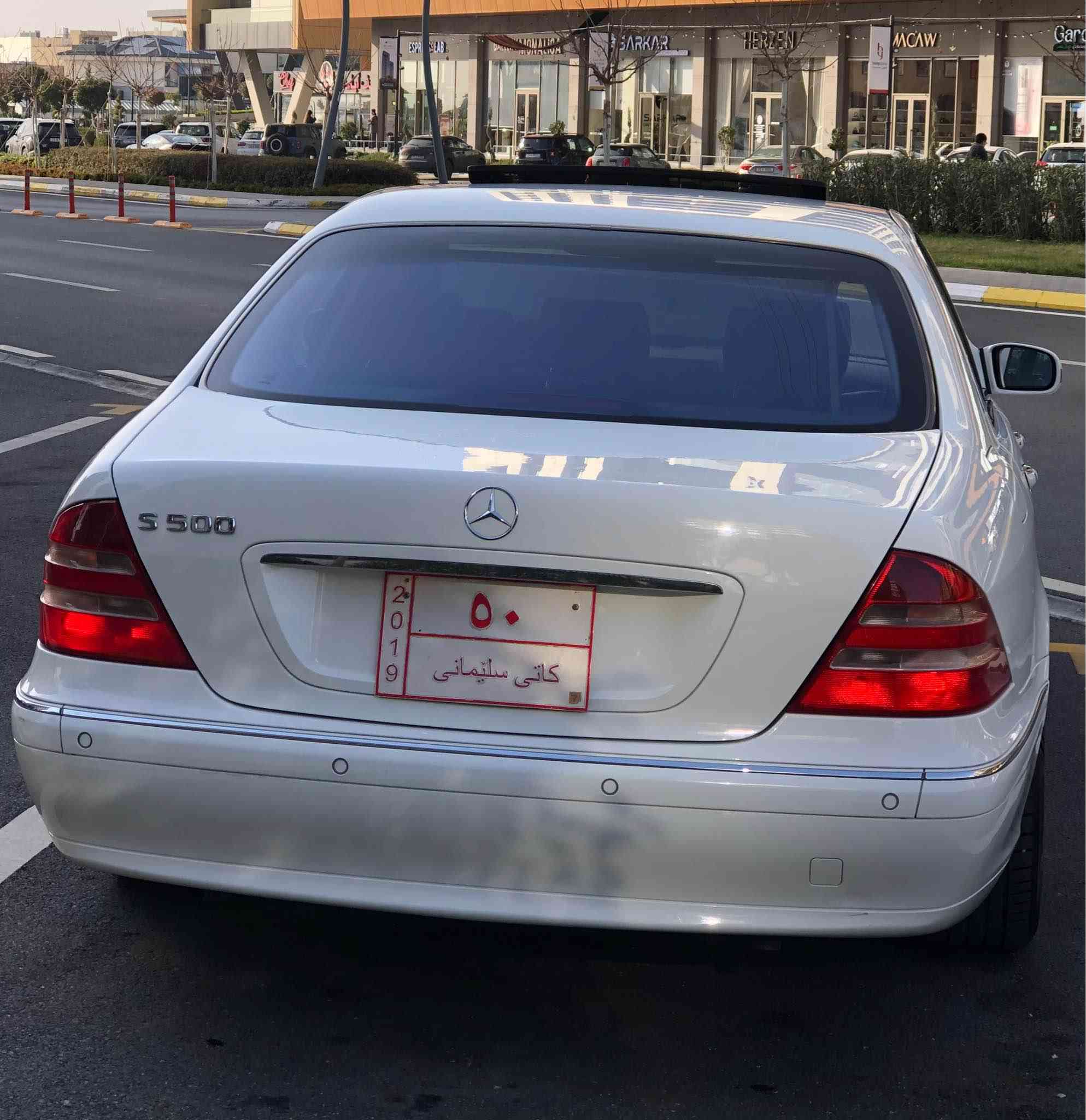 مارسیدز بێنز S350 (٢٠٠١) فول مواسەفات سەیارەکە دوبەیە ساخە بی دەعمە ٦ ساڵە لای خۆمانە زۆر زۆر تازەیە سەیارەکە بێ دەعموو لیدرانە. بۆیاخ ئەستورە  نرخی (  ١ دەفتەر ) ژمارەی خاوەنی ( ***********)سیارە(  آدوات.) السليمانية, العراق
