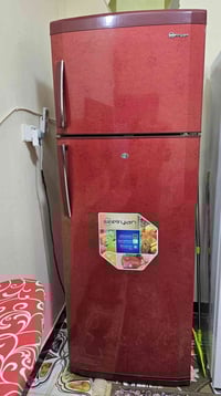 ثلاجة  تبريد خفيف جدا شغالة عوزها غاز  السعر ١٧٥ وبيها مجال  077162358...