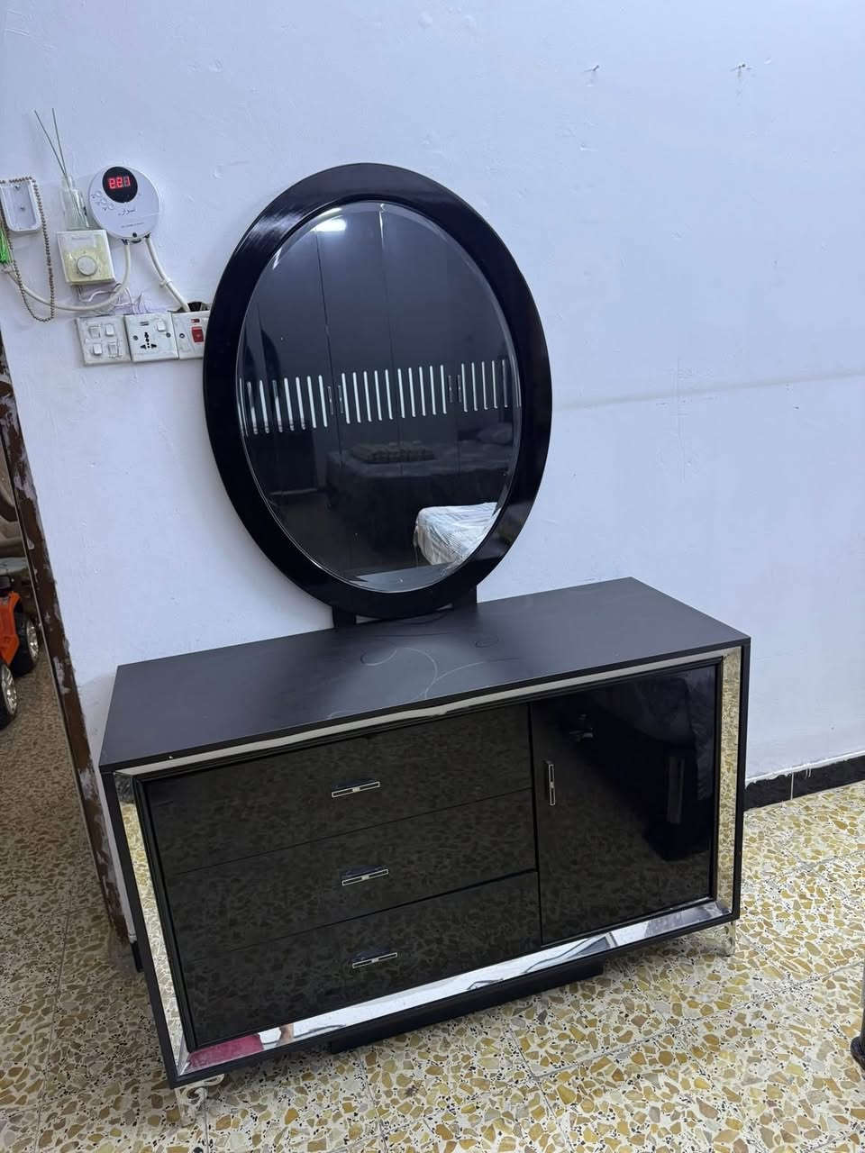 سلام عليكم غرفة تركيا للبيع 6 قطع ممفتوحة ولامرة باب هايدروليك امانه جديدة البيع بسبب السفر السعر550 ضرر بسيط جرارة الميز تواليت واكعه وبالشد تصير مكان برغي راخي يعني مو مكسور عنواني بغداد الكرادة


**إذا كنت صاحب هذا الإعلان وتريد حذفه لأي سبب، رجاءا أرسل رسالة إلى الدعم الفني**