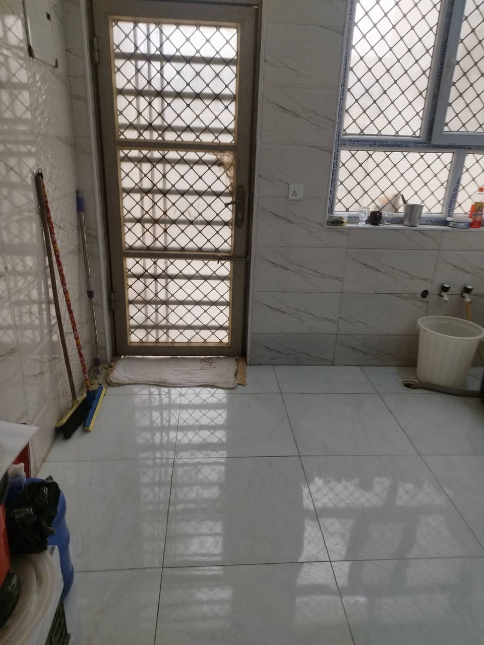 بيت للبيع بناء نظيف درجه
اولى المساحتة ١٥٠متريحتوي
على مطبيخ واستقبال وهول
وغرف عدد٢التقية الثالثة قرب
مجمع الروان.للاستفسارعلى
الارقام ***********
