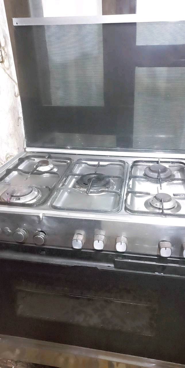 طباخ غاز حديث بحالة ممتازة، يحتوي على أربع شعلات مع فرن واسع للاستخدام اليومي أو المناسبات. الطباخ مصنوع من مواد عالية الجودة ويتيح التحكم الكامل بدرجات الحرارة سواء في الشعلات أو الفرن. مناسب لأي مطبخ حديث ويتميز بسهولة التنظيف والاستخدام.