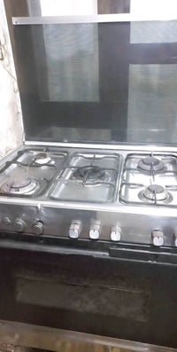 طباخ غاز حديث بحالة ممتازة، يحتوي على أربع شعلات مع فرن واسع للاستخدام...