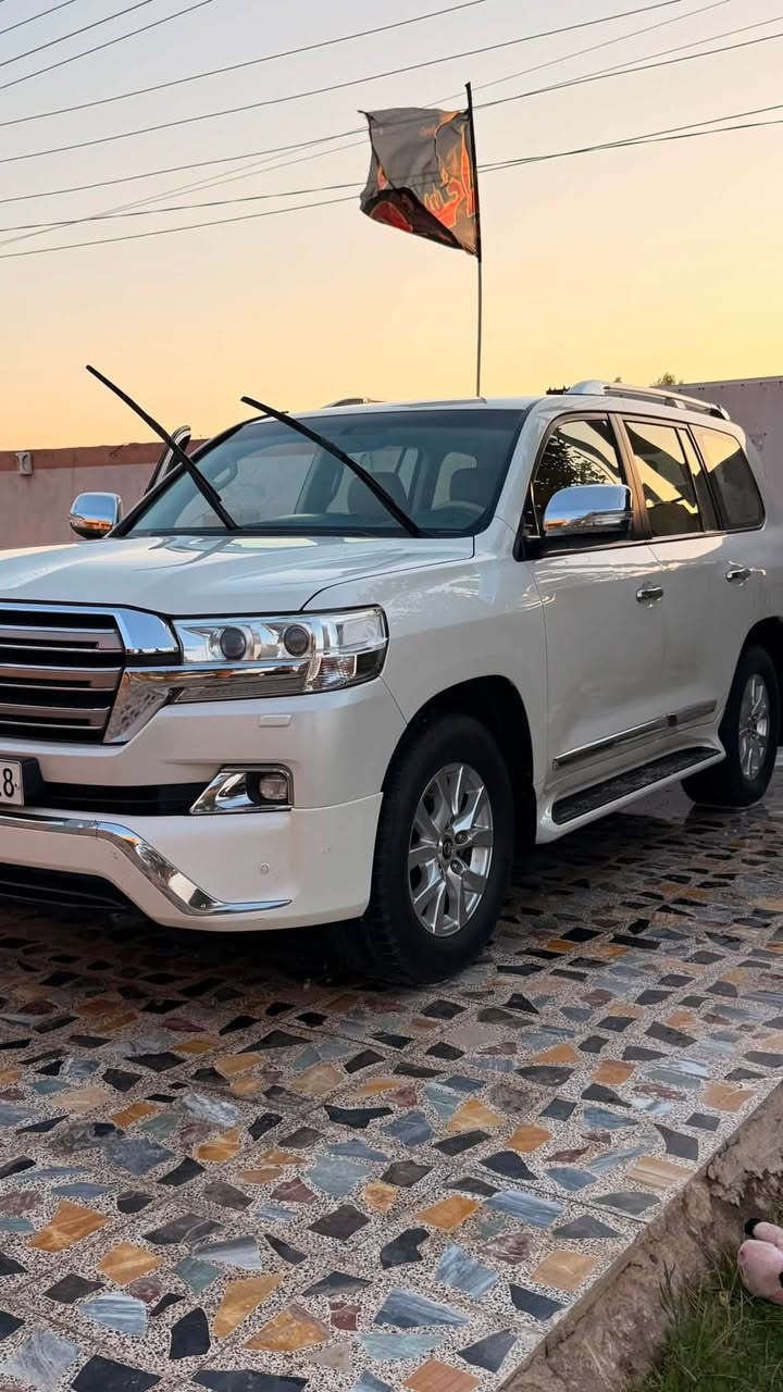 سلام عليكم لاندكروز موديل 2016 فول مواصفات كفالة من الصبغ بيها اشبر بارد باب السايق ماشية 159 سبير مانازل  السعر 415 وبيها مجال بسيط ***********
