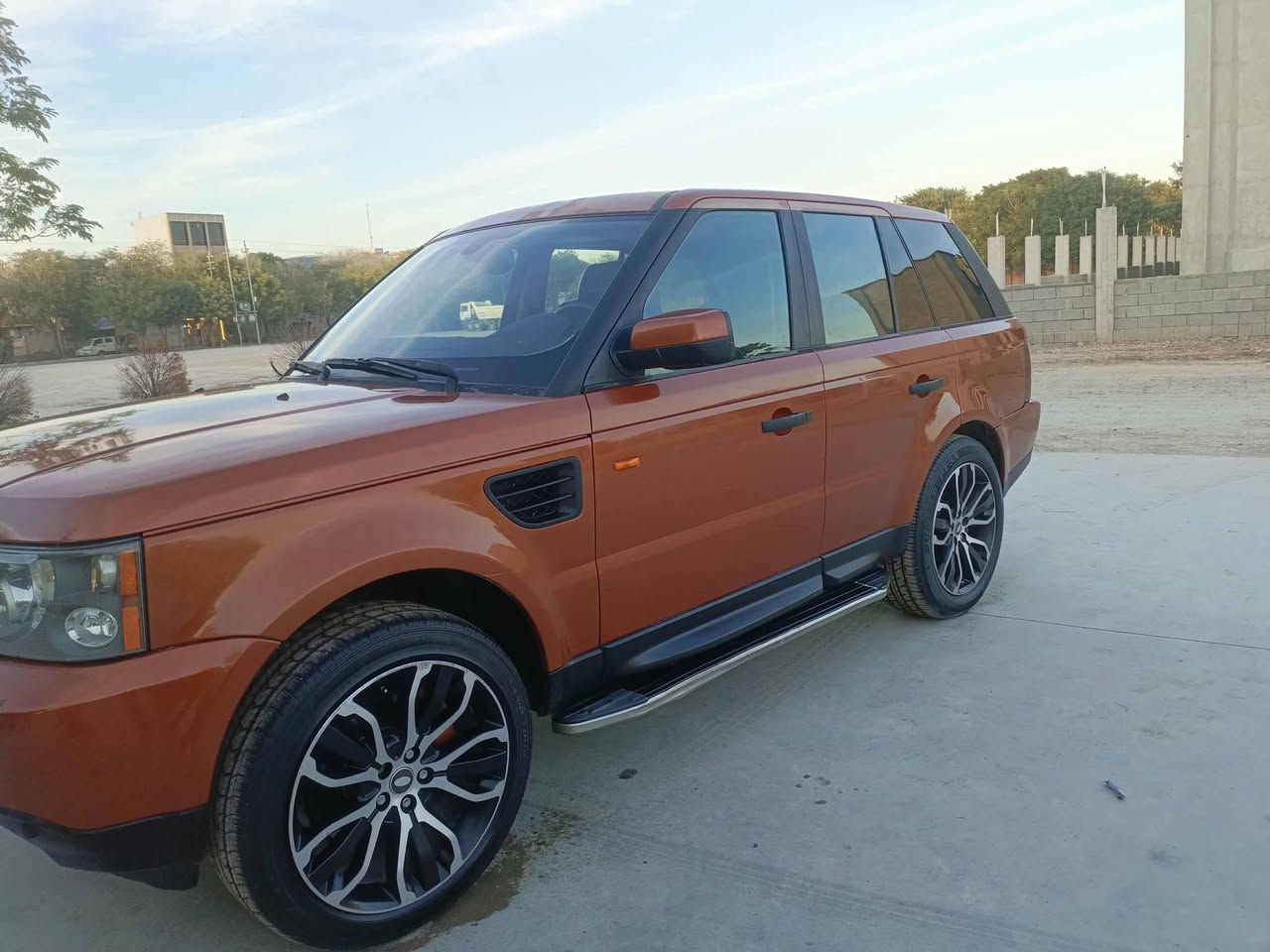 ڕەنج ڕۆڤەر بۆ فرۆشتن ساخ ساخ مۆدێل 2006 کامل بچمی گۆڕاوە بۆ 2012 گێڕو مەکینەی لۆک لۆکە شەش پستۆنە زۆر زۆر بەقوەتە تەقەو ڕەقەی بەشەرت چرکەی تیانیە چوار تایەو ویلی لۆک لۆکی لەژێرە برێک بەسمەیە ئاوێنە کارەبایە ئاوێنەی هیتەرە کوشین  ساردو گەرمە کوشین کارەبایە قوفڵ ئەکسلەو مۆدەکانی لێخوڕینی هەیە حاسەو ڕادارە خەتی جادەو دەبڵ شاشە و تەبرید ساردو گەرموو هەمووگیانی بەشەرت سعری 65 وەرەقەو کەمێک مەعمەلە شوێن کەلار موشتەری نیت بێزارم مەکە گۆڕینەوەش ئەکەم بە شاهینە ***********
***********
