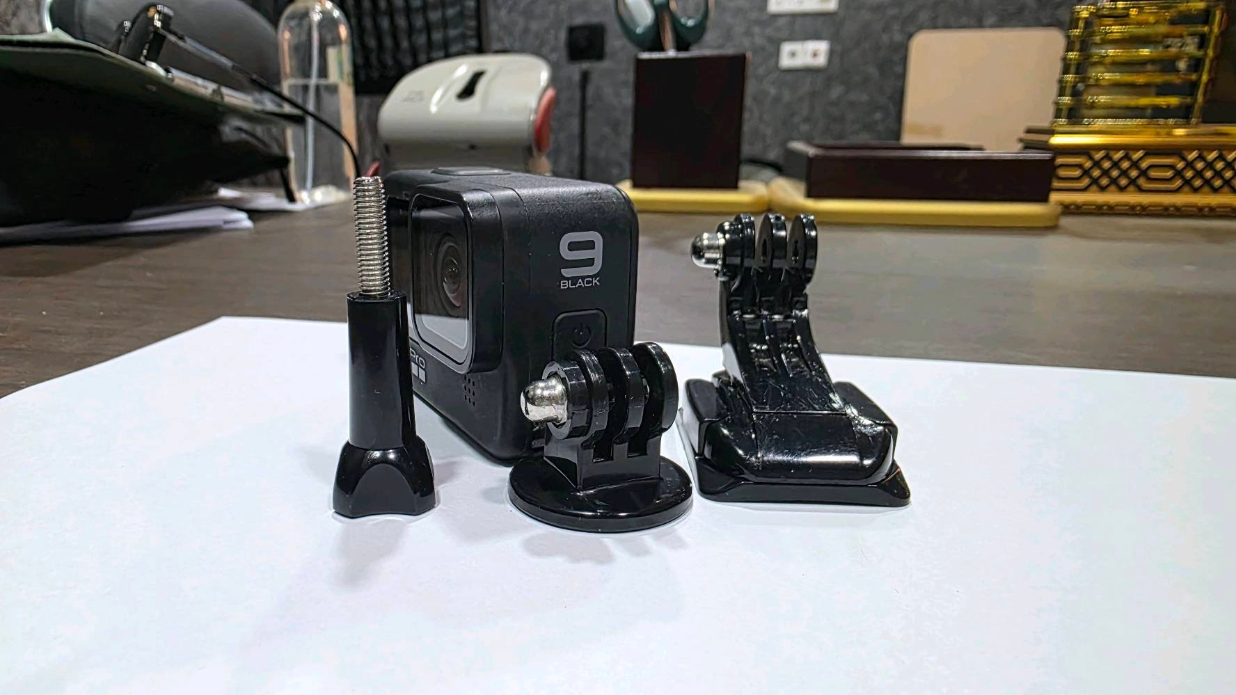كاميرا الأكشن والمغامرات الاحترافية GoPro Hero 9 Black  

للبيع كاميرا GoPro Hero 9 Black الأصلية بحالة ممتازة ونظيفة جداً. الكاميرا المثالية لصناع المحتوى، الفلوغرز (Vloggers)، توثيق الرحلات، والرياضات المائية والبرية بفضل ثباتها الأسطوري ودقتها العالية.

أبرز مواصفات ومميزات الكاميرا:
​دقة الفيديو الفائقة: تصوير فيديو بدقة 5K تفصيلية وخرافية، بالإضافة إلى 4K بسرعة 60 إطار في الثانية للقطات السلو موشن الناعمة.
​دقة الصور: التقاط صور ثابتة بدقة 20 ميجابكسل مع ميزة SuperPhoto لمعالجة الصور بذكاء.
​الشاشة الأمامية الملونة: مزودة بشاشة أمامية حية (Front Display) لتسهيل ضبط الكادر ورؤية نفسك أثناء تصوير الفلوغات، بالإضافة إلى الشاشة الخلفية الكبيرة التي تعمل باللمس.
​ثبات أسطوري (HyperSmooth 3.0): ميزة مانع الاهتزاز الأكثر قوة، تمنحك ثباتاً يشبه استخدام المانع الاهتزاز الفعلي (Gimbal) حتى في أصعب الظروف والحركات، مع ميزة التوجيه التلقائي للأفق (Horizon Leveling).
​ميزة TimeWarp 3.0: لتصوير لقطات التايم لابس المتحركة والسينمائية بشكل احترافي مع إمكانية إبطاء الصوت والصورة بضغطة زر.