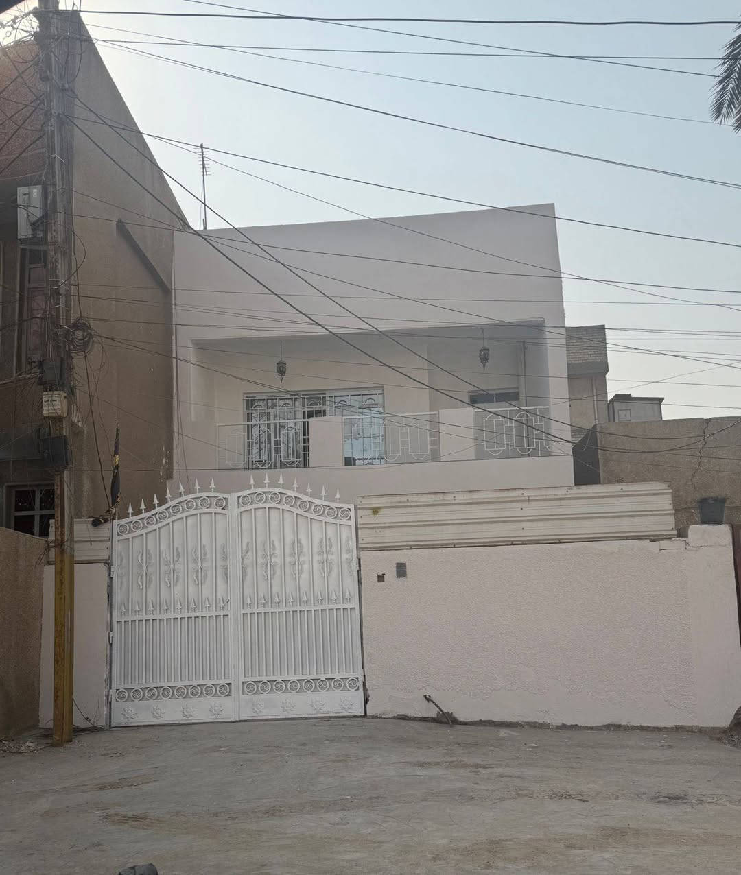 الدار للبيع
المساحة 120 النزال 20 الواجهة 6 
بناء مسلح يحتوي على غرف عدد 2 طابق ثاني والطابق الارضي كراج+ استقبال +حولي+ صحيات+ مطبخ وترك
 العنوان حي اور شارع المدارس مقابيل مدرسة الاصالة موقع مميز وشارع كبير مقابيله مدارس وحاليا البيت فارغ السعر 240 مليون سعر نهائي للاستفسار الاتصال على الرقم فقط ‭0773 673 3287
