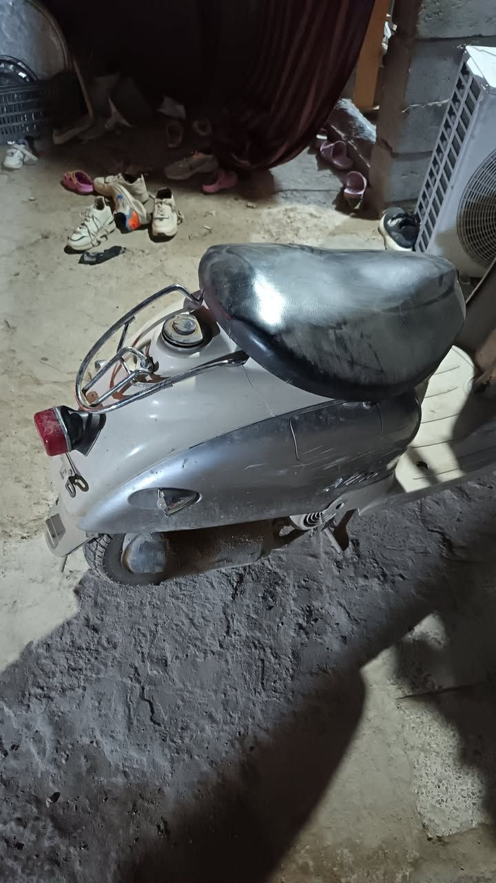 عبد الحليم للبيع مجفته
كلشي شغال مكاني ديوانيه
***********
