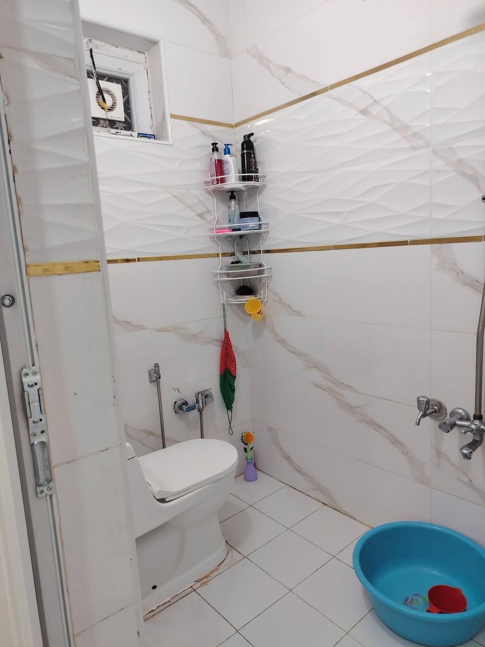 السلام عليكم بيت للبيع في السهيليه مقابل مستشفى الفرات المساحه 100 متر طابق ونص غرف عدد 2 صاله عدد 2 ستقبال مطبخ صحيات عدد 3 بناء طابوك جمهوري صب فوك وجوه  الاستفسار على الرقم *********** السعر 87 وبي مجال
