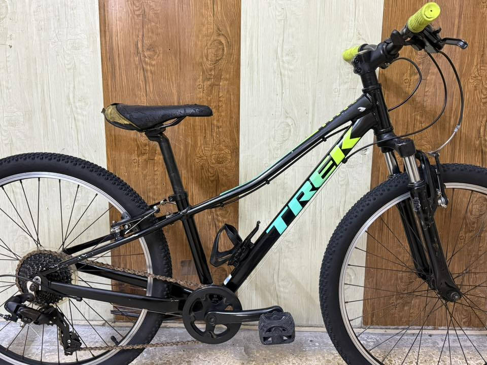 دراجة هوائية شركة TREK أمريكي 🇺🇸 

موديل 2019

قياس 24 جبلي تناسب من عمر 8 سنوات إلى عمر 12 عام تقريباً 

المعدن ألمنيوم 

السستم شيمانو ياباني 

المكينة 1/8

عقرب شيمانو تورني 

وياله طخم 

تايرات طخم 

كلها ختم واحد نظافة الدراجة 100‎%‎ شرط 

السعر 170 الف دينار 

عنوان المحل موصل أيمن تقاطع شارع كنيسة الساعة🚴‍♂️🚴

يوجد توصيل 🚚 كافة محافظات العراق 🇮🇶 

☎️***********
📞***********
