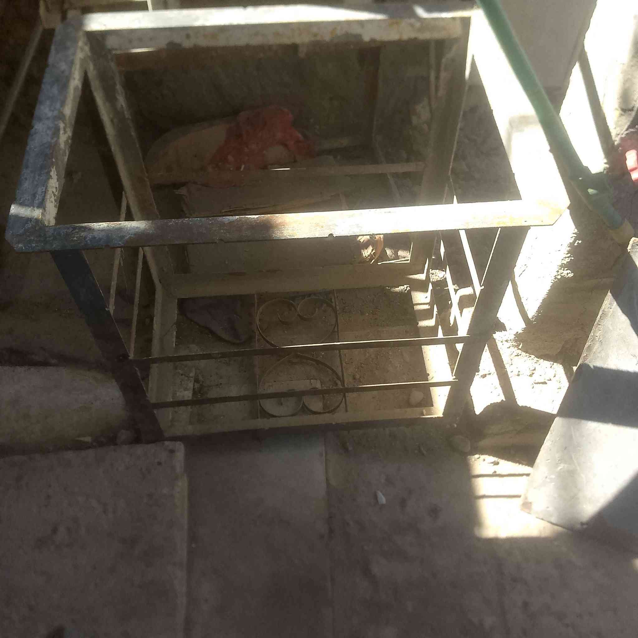 للبيع 
باب شرط شرط نظيف بس نريد نفصل حديد بمكانه وقفص مكيف 
150
وبيهن مجال
ارتفاع مترين و 10
وعرض متر و20
***********
او خاص واتساب
واني خادم
مكاني خضر
