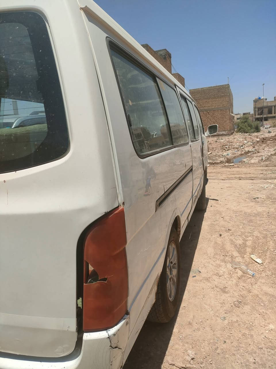 سلام عليكم سياره للبيع كير مكينه ففتي مكفولات كهربائيات شغاله داخلهه حلو تخم تايرات جديد حداديه نص منضومه بريك جديد السياره حره مطلوبه مليونين و800 غرامات مرور صاحبهه يريد تحويل السياره مامسجله هيئه السعر 35 وبيهه مجال 
للاستفسار ***********
