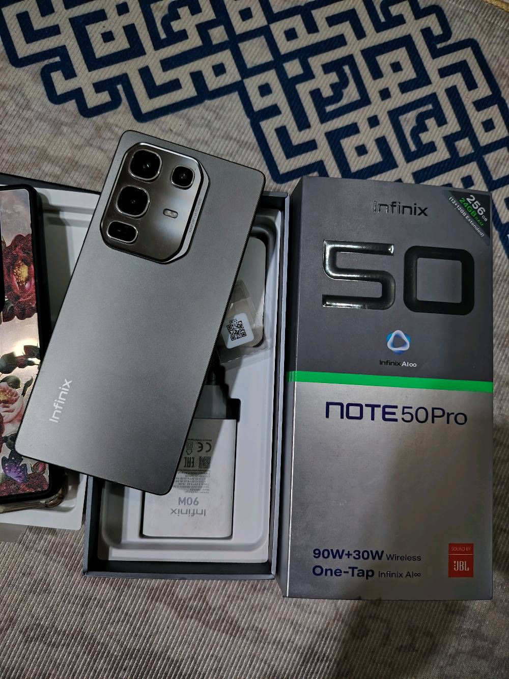 نوت 50 برو ذاكرة 256 والعشوائية 24
شحن 90 واط مع شاحن لاسلكي 30واط مع كافة ملحقاته