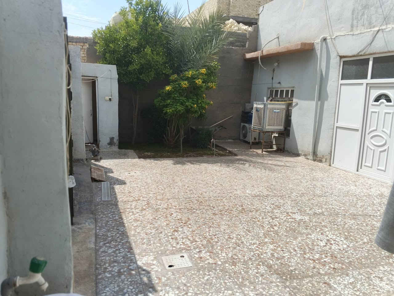 دارين للبيع في طويريج حي دور الحجر المساحه 260 متر بطارمه مشتركه يبعد عن الشارع الزوار 50 متر أول بيت عالشارع  قرب عبلي ابو الدراجات وره علوة دبس كل بيت يحتوي غرفة وصالون واستقبال ومطبخ وصحيات طابو زراعي سند 25 بناء متوسط وجاهز للسكن صب مسلح وبناء طابوق نضيف جدا 
***********
