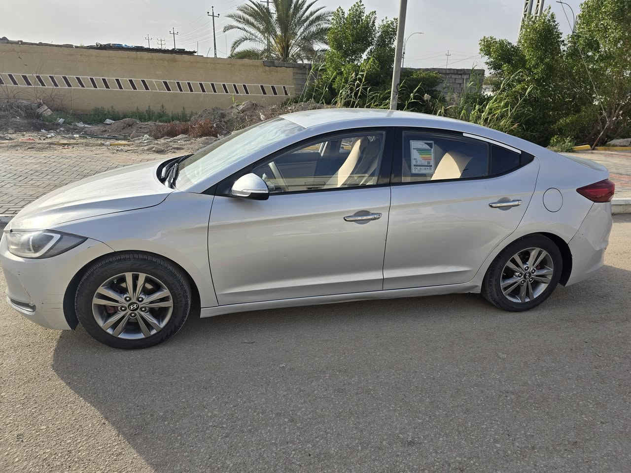 السلام عليكم  النترا 17 خليجي
بيها بنيد فقط مفتوح وشويه بارد بالجاملغ والباقي مكفول.
مكينه 2000
تبريد قطعتين 
حساسات خلفيه 
بأسمي مداوم ثاني يوم 
***********
السعر 128 وبيها مجال
