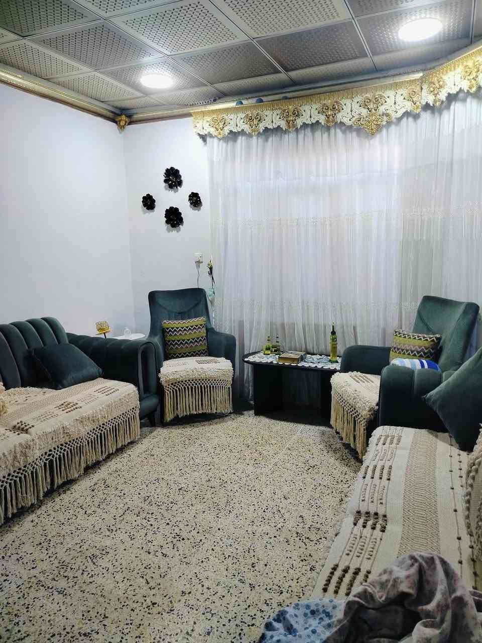 بيت للبيع
١٠٠ متر سند 25
 طابق ونص   
طابق الأول غرفه  وهول واستقبال وصحيات 
وطابق ثاني غرفه وهول وصحيات 
كامل خدمات وشارع مبلط 
المنطقه حي الانتصار شارع ٦٠


**إذا كنت صاحب هذا الإعلان وتريد حذفه لأي سبب، رجاءا أرسل رسالة إلى الدعم الفني**