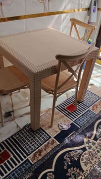 ميز طعام • ٤ كراسي • كلش جديد