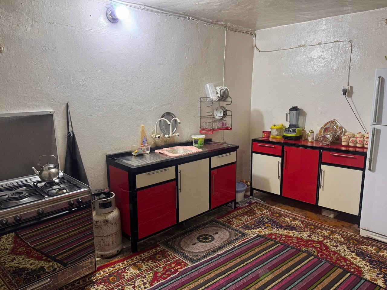 السلام عليكم 

بيت للبيع طابق ونصف بناء قديم 
الموقع / الزهراء حي الحسين 

المساحه 121 متر 
الواجه 8 متر 
النزال 15 متر 
للتواصل الاتصال على الرقم التالي 
***********
