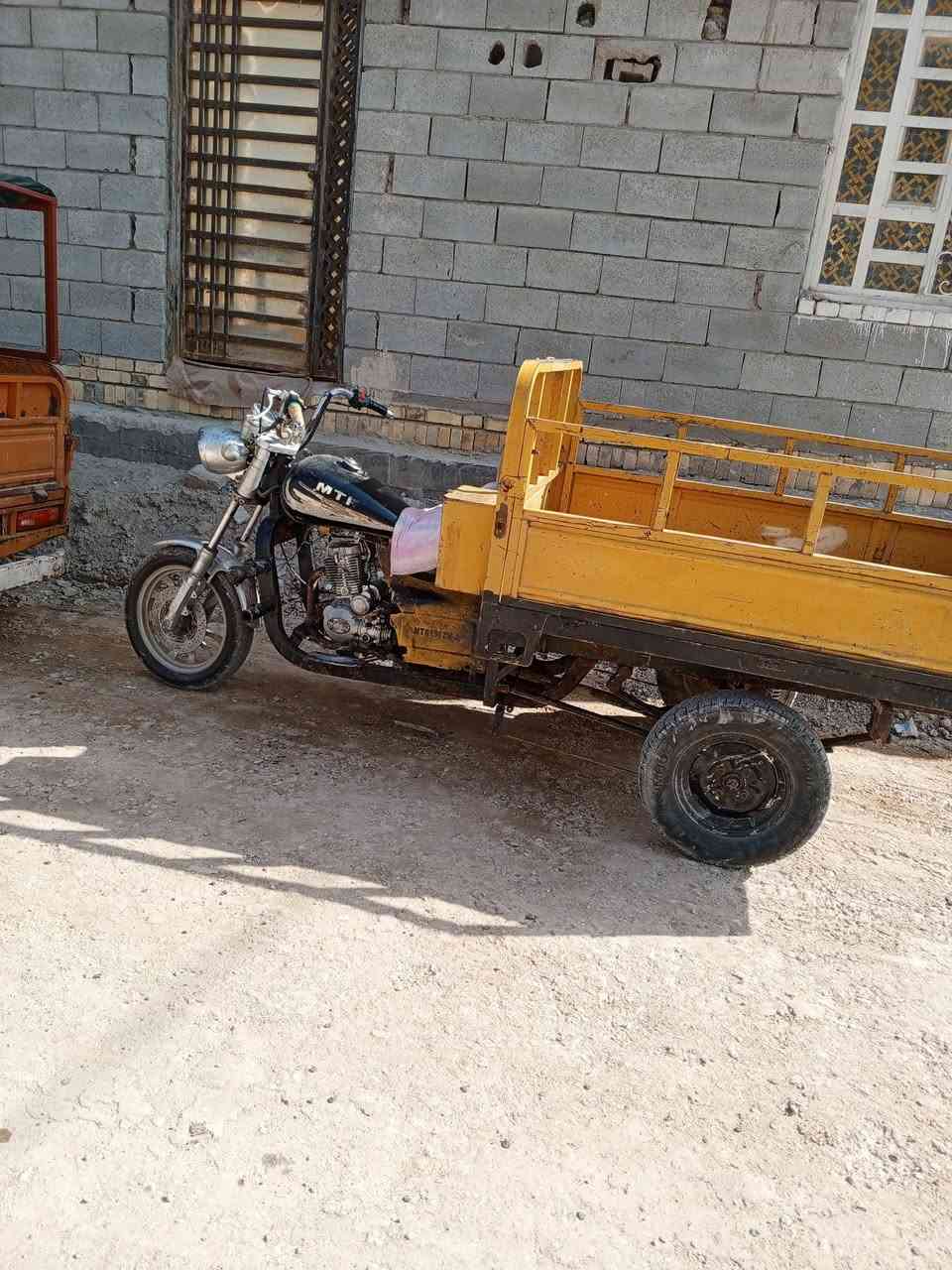 السلام عليكم شباب ستوته ا ادوات
ام تي ار  حلوه نظيفه مكان القرنه شرش سعر600 وبيها مجال رقم الهاتف ***********

 موديل 2017
