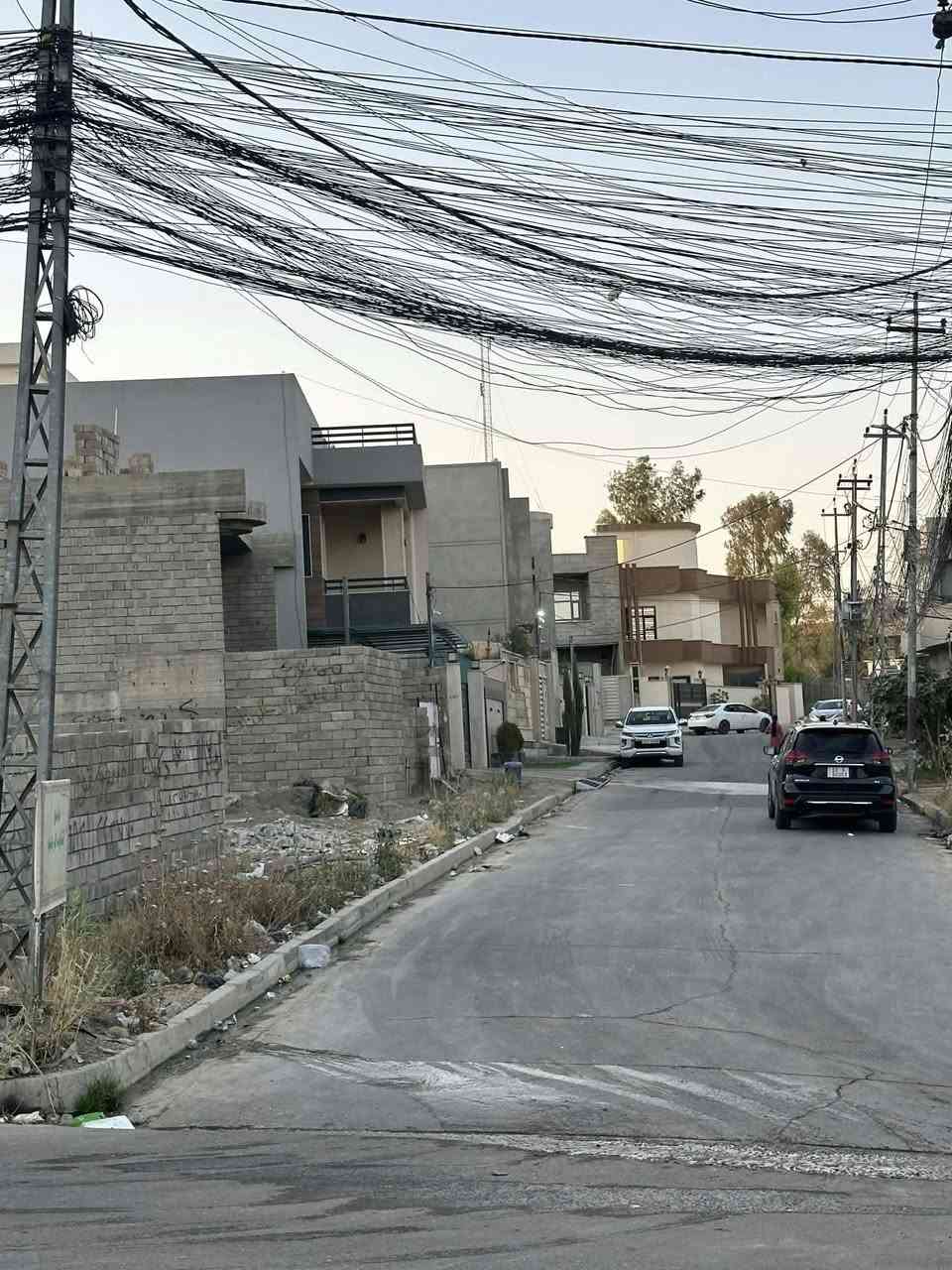 ارض للبيع مزارع الحدباء فول خدمات شرط البناء والمنطقه مبنيه بالكامل الارض حتى وصل بيها مساحه 105 واجه 7 وربع قريبه من شارع تفاصيل اكثر اتصل ***********
