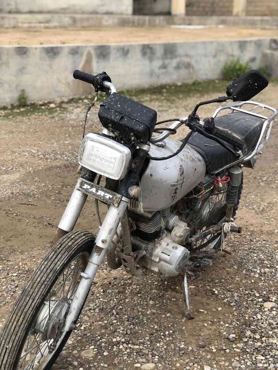 سلام عليك موطور لل بيع 
المحرك ٢٠٠
جوز تواير البارحه شديتهن
هندل واحد شرط  السعر خابرني وتدلل عليه 
 ملاحظه هوه شغال بس عايزو لاستيكه  الي تصير بين الكابريته ول شوته ***********
