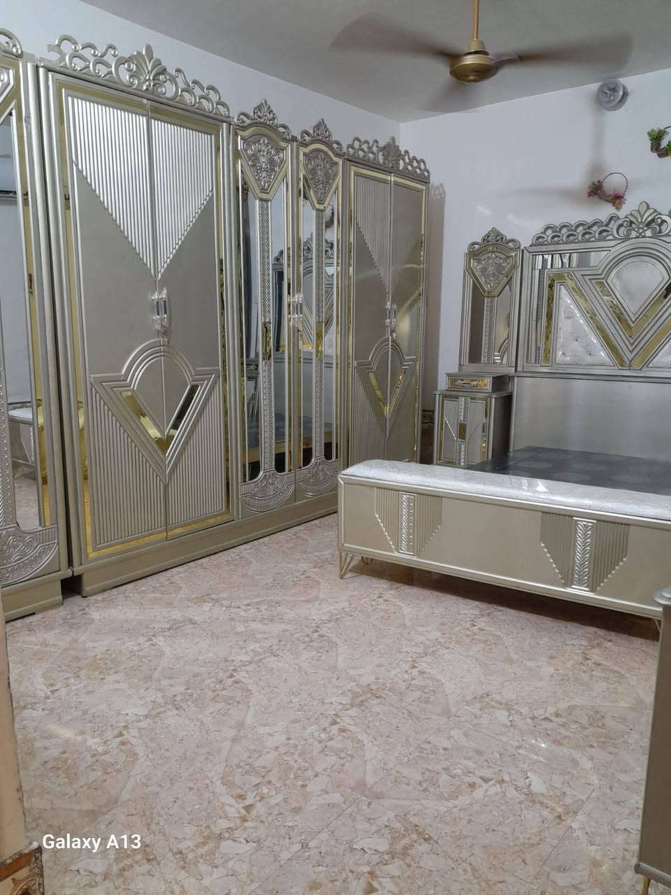 بيت زراعي المساحه 150 يتكون من غرفتين نوم وصاله وطارمه جبيرة ا متوفر كافة الخدمات المكان الشطرة حي الكوفه قرب معارض السيارات بشارع المولد السعر 45 وبي مجال الشراي يتصل على الرقم ***********
