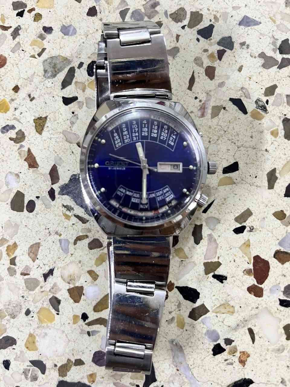 الماركة: أورينت (Orient) يابانية أصلية.
الحركة: أوتوماتيك (21 Jewels) تعمل بكفاءة عالية.
 الميزة الخاصة: لوحة التقويم الدائم الفريدة التي تعرض الأيام والتواريخ والشهور بتصميم هندسي رائع.
 المينا (Dial): لون أزرق ملكي ساحر يتدرج مع الإضاءة ليخطف الأنظار.
📅 تاريخ الصنع:  بالسبعينات


**إذا كنت صاحب هذا الإعلان وتريد حذفه لأي سبب، رجاءا أرسل رسالة إلى الدعم الفني**