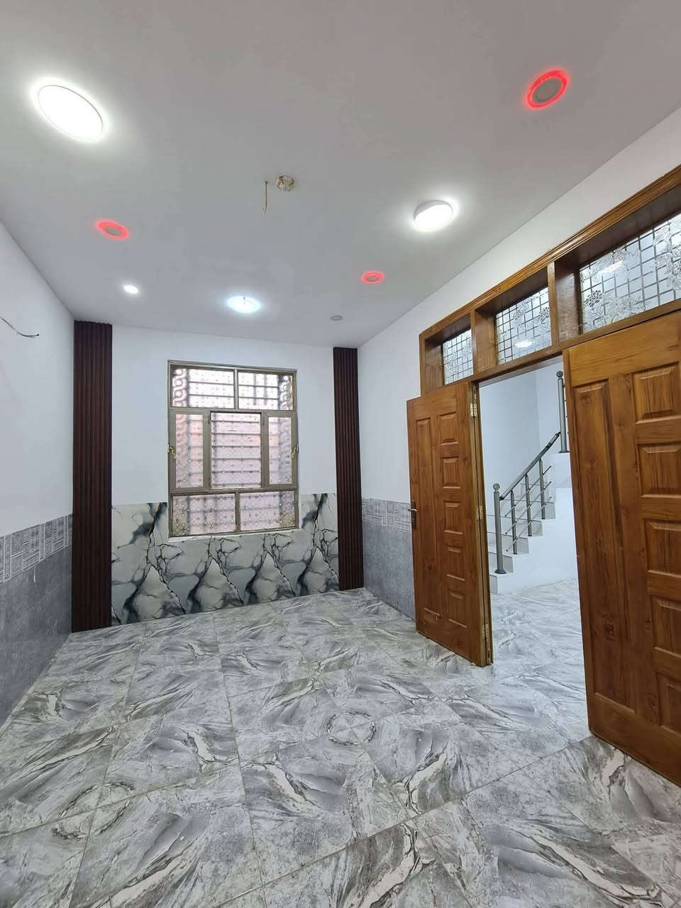 #اللهم صل على محمد وال محمد 
بيت للبيع ١٠٠م طابق واحد.جديد حي الكرار  بلوك عتبة بناء بلوك عتبة ركن عل ثلاثه شوارع موقع مميز مدخلين من الشارع ومدخلين من جوه وبي ثنين غرف نوم وصحيات عدد ٢ وصالات عدد ٢ البيت فول وجديد بالجاير قرب أسواق برتقاله قرب السايدين مال جاير 
.........
سعر الدار ١٢٠ وبي مجال بسيط جدأ 
***********
واتساب متوفر
