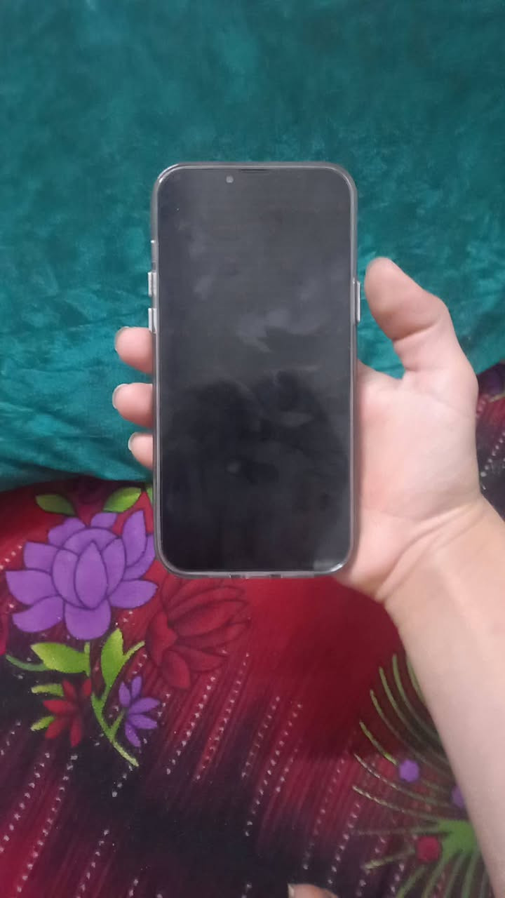 السلام عليكم  للبيع ايفون 13 برو ماكس جهاز مكفول وتر ضد الماي  بطاريه 90 ذاكره 256 على الفحص وين ما تريد سعره 725 بي مجال حك الجيه فقط مكان بصره 5ميل رقم ***********
