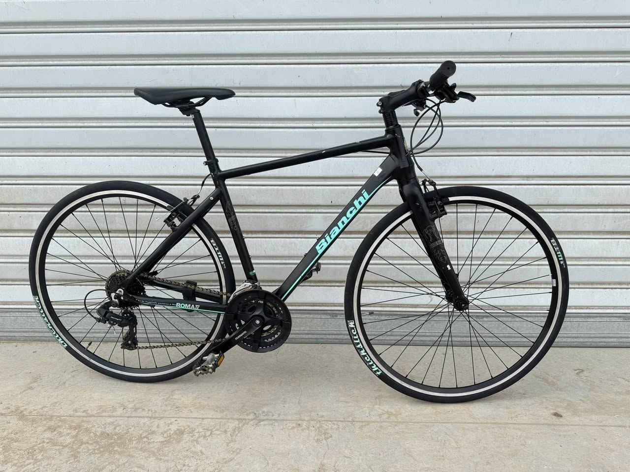 السلام عليكم اخوتي الطيبين 700 حجم 28 
قياس M فريم 50 cm ماركة ( Bianchi) ماركة 
عالمية صينع تايوان 🇹🇼 معدنه فول المنيوم سستم 
شيمانوا تورني نمره 3/8 بدلات شيمانوا حديث ويرات
دفن تايرات جلاتين WTB اطارات بلادي تفصيلهاا 
واضح اخواني سعرهاا 270 الف وبي مجال عنواني 
موصل جانب الايسر للتواصل *********** 
تتوفر خدمة توصيل جميع محافظات العراق وتحياتي
