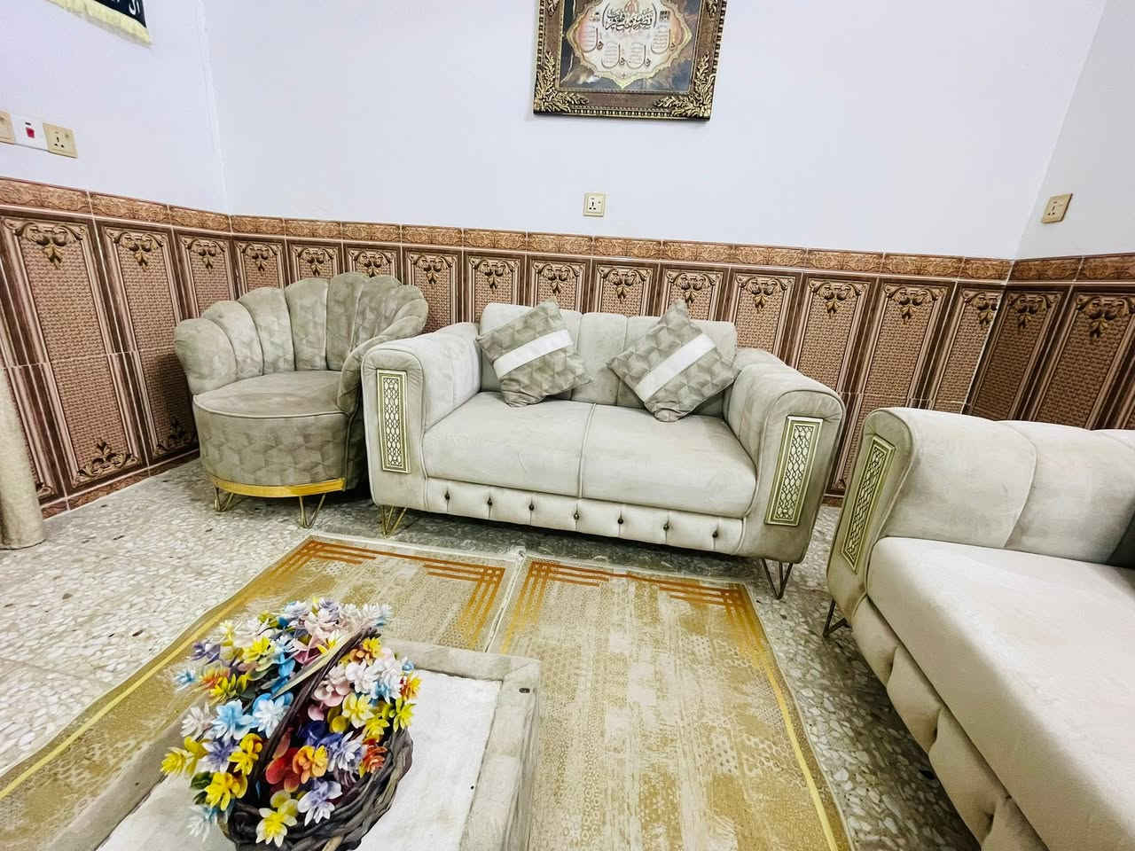 تخم للبيع تكمه نضيف جدا ٧ مقاعد اي ضرر ما بيه وياه كوشات هديه وطبله وسطيه السعر ٢٢٥ وبيه مجال المكان البلديات الرقم ***********
